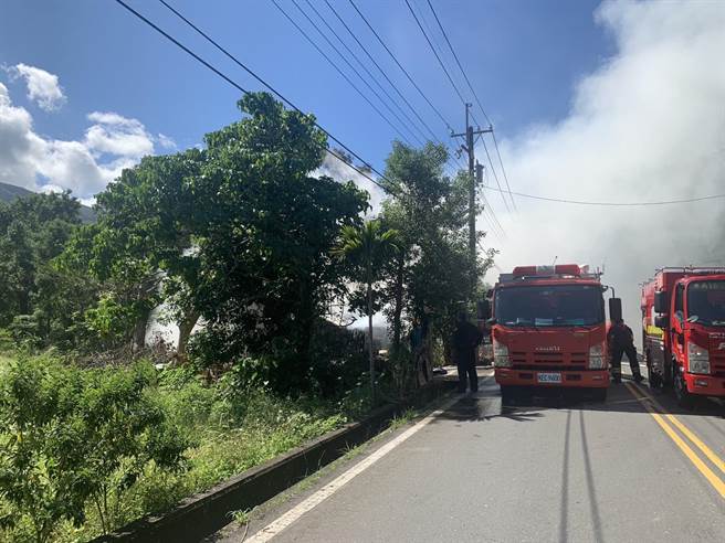 台東縣延平鄉公所對面1間做為倉庫的鐵皮屋13日中午11點許不明原因起火，竄出陣陣濃煙。（台東縣消防局提供／蔡旻妤台東傳真）