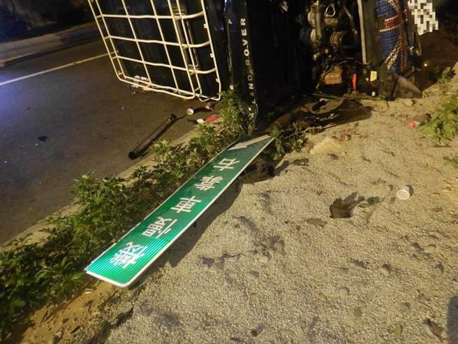 休旅車擦撞路緣，整輛車失衡翻覆，更撞斷1支路燈桿及標誌牌。（民眾提供／潘虹恩台中傳真）