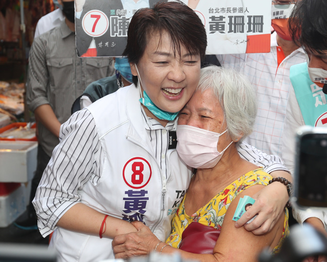 台北市长候选人黄珊珊13日赴北市东湖市场扫街拜票，寻求民眾的支持。（郑任南摄）