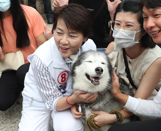 台北市长候选人黄珊珊13日赴北市东湖市场扫街拜票，寻求民眾的支持。（郑任南摄）