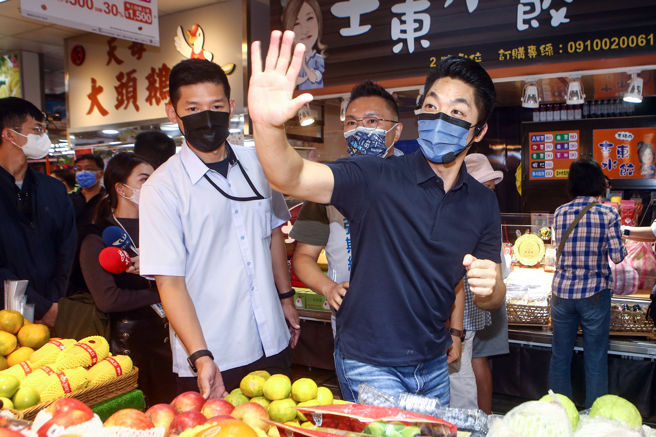  國民黨巿長候選人蔣萬安13日到士東市場掃街拜票，爭取支持；他受訪時打起「夫人牌」，表示下周太太石舫亘將帶著還在肚子裡的「三寶」，「分身」為蔣萬安輔選衝刺選情。（鄧博仁攝）