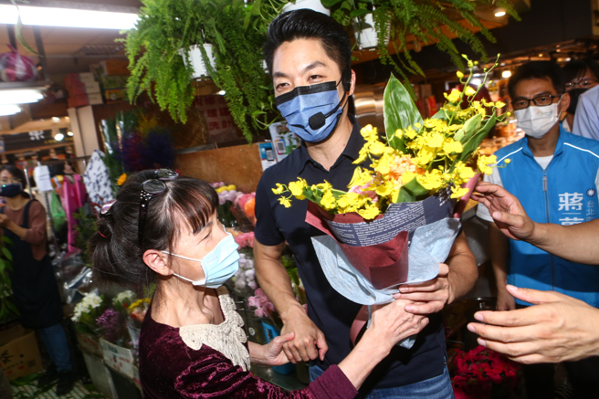  國民黨巿長候選人蔣萬安13日到士東市場掃街拜票，爭取支持。（鄧博仁攝）