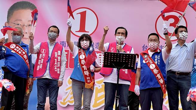 前總統馬英九（右三）痛批蔡政府執政6年，內政、外交、經濟與民主發展都落後。（張毓翎攝）