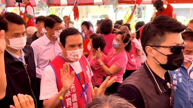 前總統馬英九（左二）13日出席國民黨台南市議員蔡育輝的競總成立大會。（張毓翎攝）