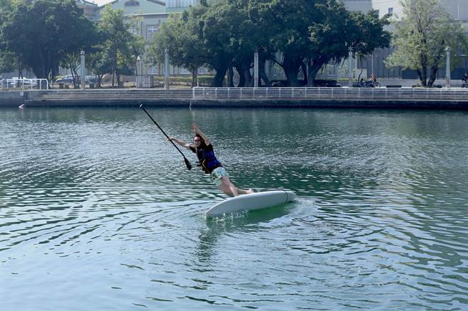 宇宙人方Q（中）玩SUP兑现跳爱河的承诺。（相信音乐提供）