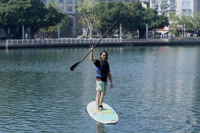 宇宙人方Q（中）玩SUP兑现跳爱河的承诺。（相信音乐提供）