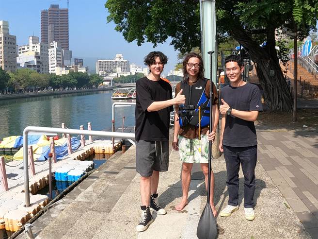 宇宙人方Q（中）玩SUP兑现跳爱河的承诺。（相信音乐提供）