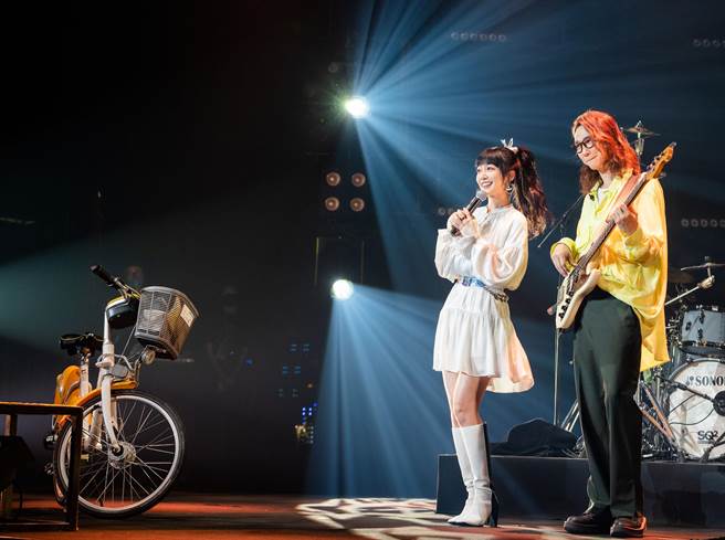 泱泱骑着脚踏车上台，外送蛋糕给宇宙人方Q。（相信音乐提供）