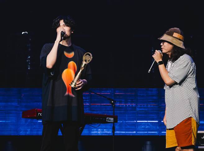 宇宙人小玉（左）打造纸扎金曲奖座给「违法」张伍。（相信音乐提供）