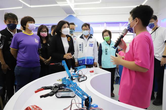 云林县府在土库镇越港国小建置智慧教育中心，小朋友正在对县长张丽善解说。（云林县政府提供）