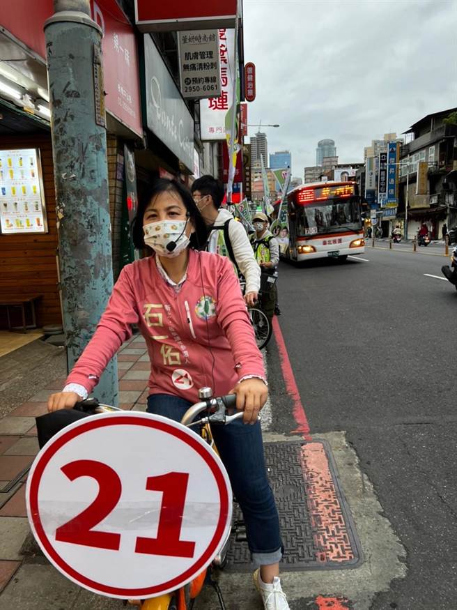石一佑总是骑YouBike扫街拜票。（石一佑竞选办公室提供）