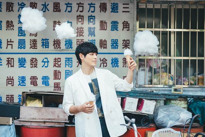 江健榆亲自演出新歌〈生命中的浪花〉MV。（图／就爱音乐提供）