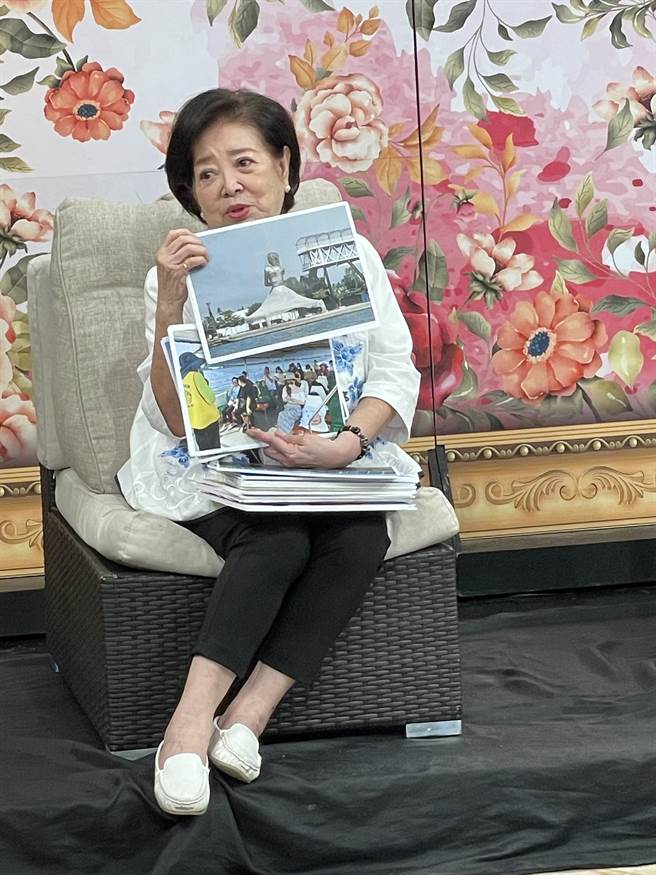 陈淑芳前阵子身体出现状况，第1次使用健保卡。（东风卫视提供）