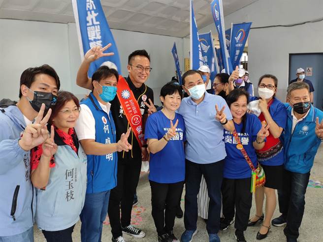 新北市长侯友宜今到树林辅选新北市平地原住民议员候选人吴国誉（左四）。（叶德正摄）