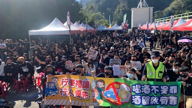 首次CB重機車系全國大型車聚活動，13日下午1時在谷關龍谷飯店停車場舉行！和平警呼籲騎士注意用路安全。(警方提供)