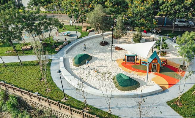 芎林乡公4水雾公园按照年龄规划不同的游戏空间。（新竹县府提供／邱立雅竹县传真）