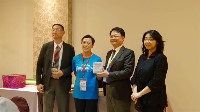 左一、前任常务监事彭南靖主任， 左二、前任理事长顏若芳主任， 右二、理事长王昱丰主任， 右一、常务监事黄玉仪主任。（学会提供）