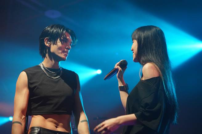 孙盛希与KIRE亲密互动炒热气氛。（滚石唱片提供）