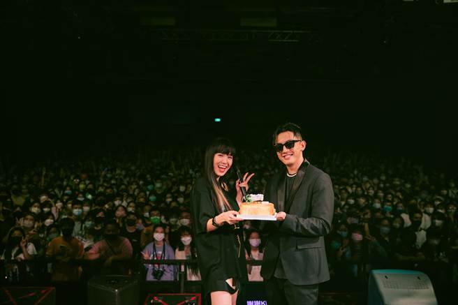 原子少年高有翔端蛋糕惊喜庆生。（滚石唱片提供）