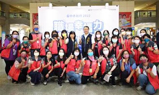 勞工局長張大春，昨日特到現場關心同仁。(台中市政府提供)