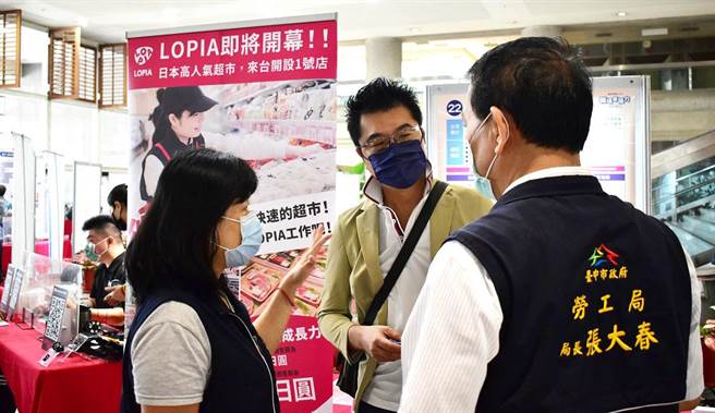 勞工局長張大春與就業服處長關心現場廠商。(台中市政府提供)