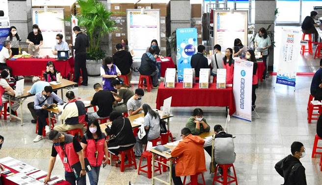 現場求職者應徵熱絡。(台中市政府提供)