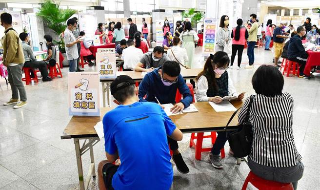 現場民眾資料填寫區。(台中市政府提供)