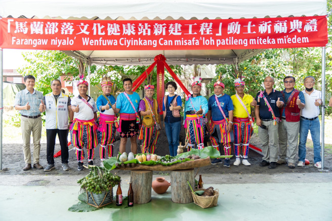 台東縣長饒慶鈴（正中）出席馬蘭部落文化健康站動土典禮。（圖 / 取自饒慶鈴臉書）