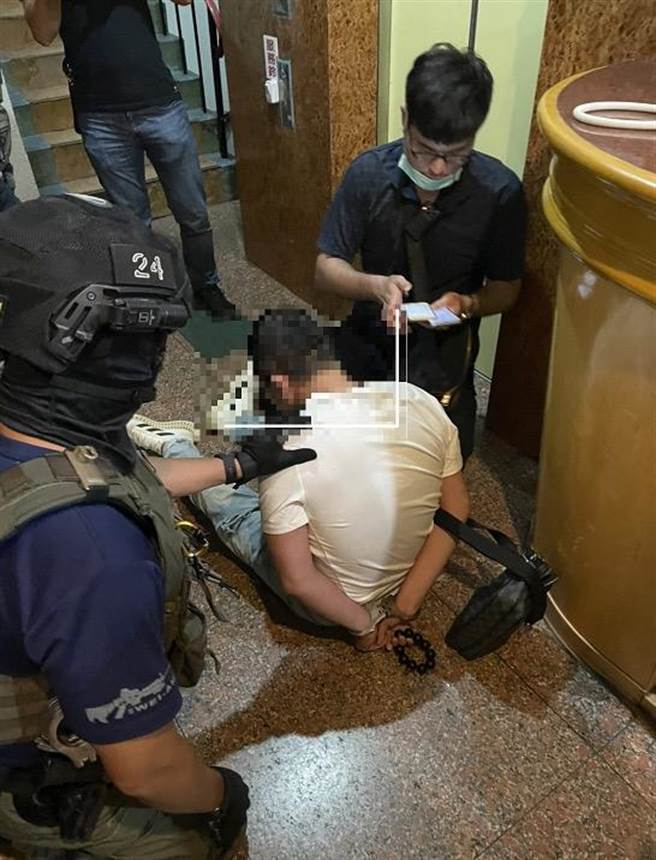 警方在万华逮捕陈姓收货人。（翻摄画面）