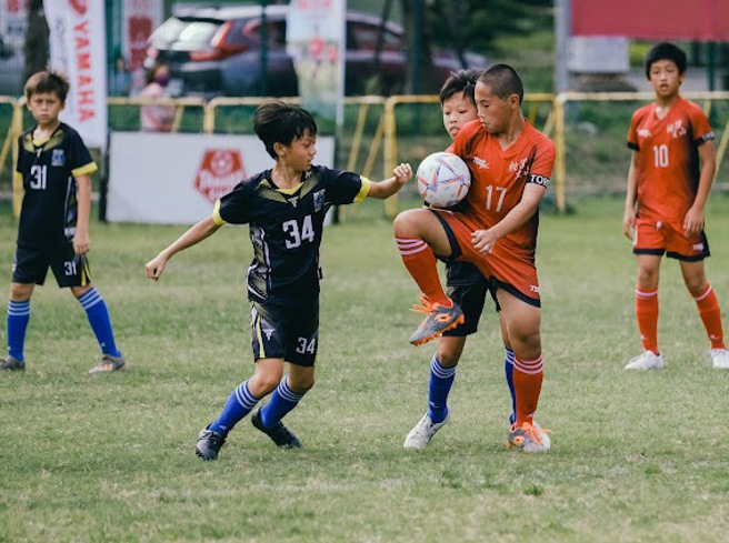 桃园文山国小足球队（红球衣）强调开心踢球，首度闯进YAMAHA CUP儿童足球赛全国总决赛。（YAMAHA提供）