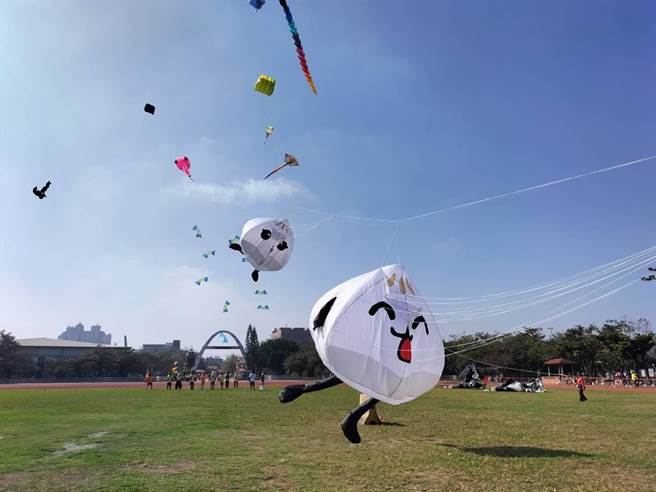 鹿港镇公所举办「鹿港风筝节」迎接九降风到来季节成了传统，今年以「筝好味派对」为主体，13日开幕。（吴敏菁摄）