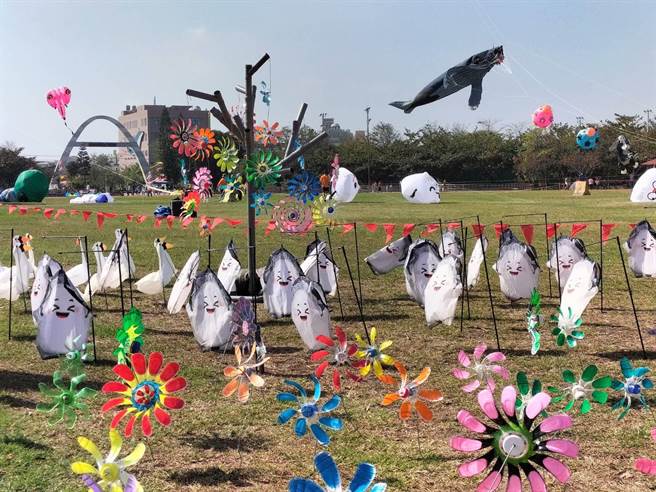 鹿港镇公所举办「鹿港风筝节」迎接九降风到来季节成了传统，今年以「筝好味派对」为主体，13日开幕。（吴敏菁摄）