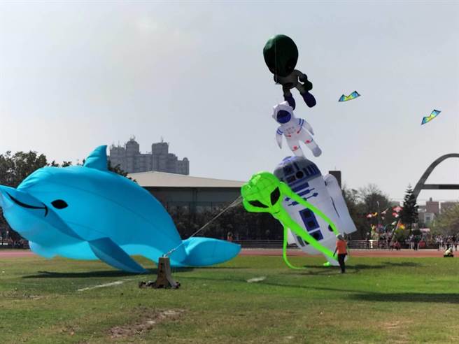 鹿港镇公所举办「鹿港风筝节」迎接九降风到来季节成了传统，今年以「筝好味派对」为主体，13日开幕。（吴敏菁摄）