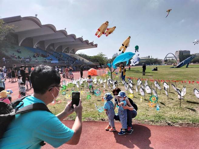 鹿港镇公所举办「鹿港风筝节」迎接九降风到来季节成了传统，今年以「筝好味派对」为主体，13日开幕。（吴敏菁摄）