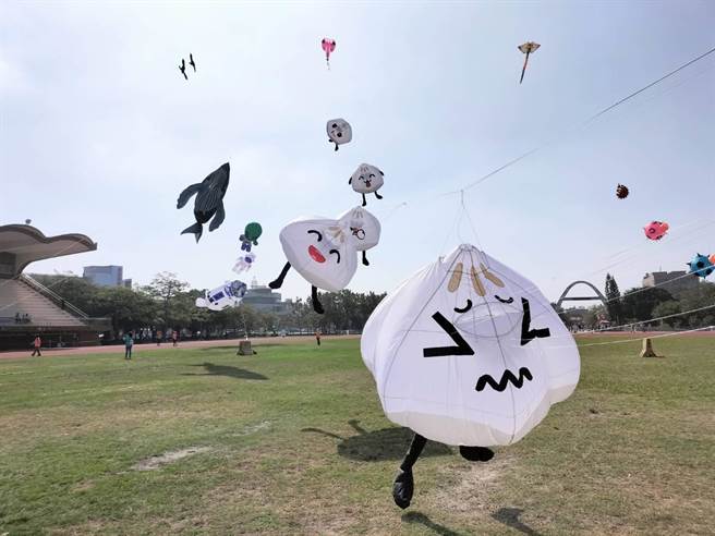 鹿港镇公所举办「鹿港风筝节」迎接九降风到来季节成了传统，今年以「筝好味派对」为主体，13日开幕。（吴敏菁摄）