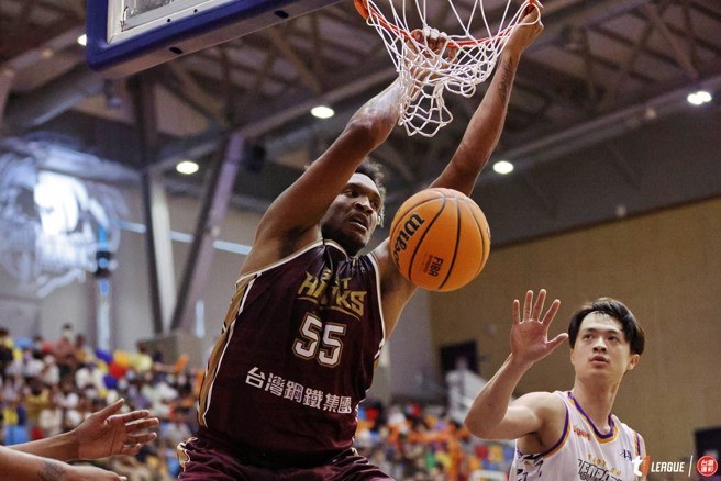 猎鹰洋将阿修罗双手爆扣，整个人挂在篮框上。(T1联盟提供)