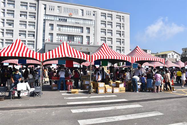 苗栗家扶中心13日在苗栗县政府前广场举办寒冬送暖爱心园游会。（谢明俊摄）