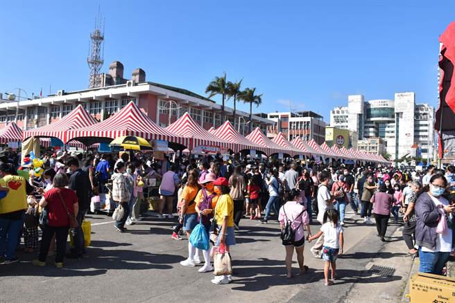 苗栗家扶中心13日在苗栗县政府前广场举办寒冬送暖爱心园游会，近万民眾到场共襄盛举。（谢明俊摄）