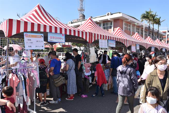 苗栗家扶中心13日在苗栗县政府前广场举办寒冬送暖爱心园游会，近万民眾到场共襄盛举。（谢明俊摄）