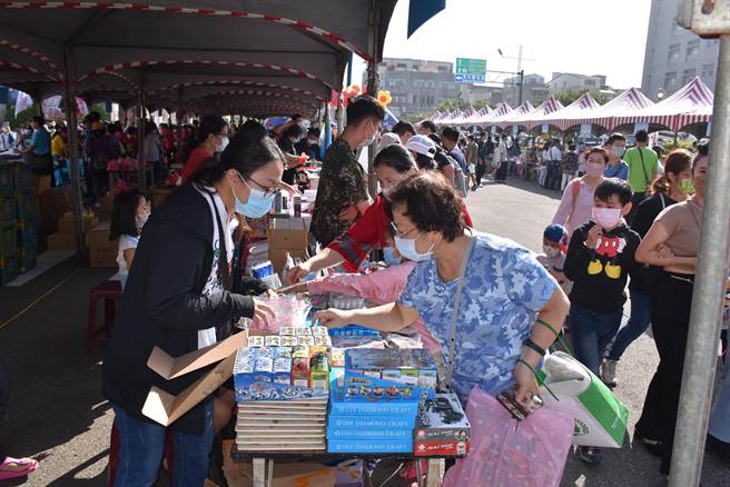 苗栗家扶中心13日在苗栗县政府前广场举办寒冬送暖爱心园游会，近万民眾到场共襄盛举。（谢明俊摄）