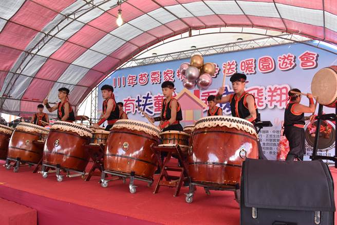 活动开场安排南庄翔飞狮鼓阵的鼓动青春带动全场气氛。（谢明俊摄）