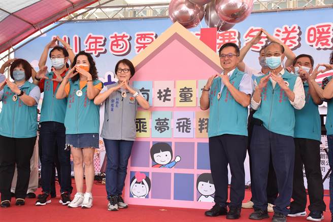 苗栗县副县长邓桂菊与家扶中心全体委员一同启动爱心园游会。（谢明俊摄）