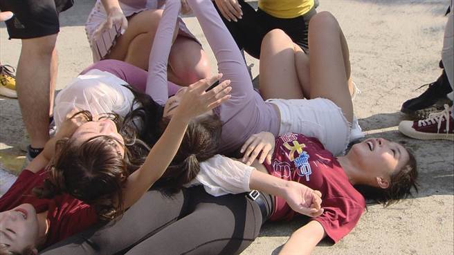 籃籃、張家瑋倒地吸引消防猛男救援。（圖／民視提供）