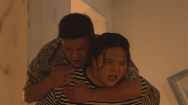 小甜甜把马国毕背出火场令人动容。（民视提供）