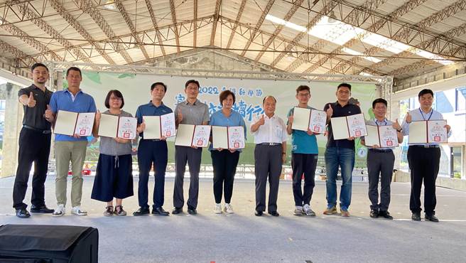 宜蘭縣政府13日上午在中興文化創意園區舉行「2022台灣科學節-學校永續行動嘉年華」，副縣長林建榮特別頒獎給獲得台美生態學校認證的學校。（吳佩蓉攝）