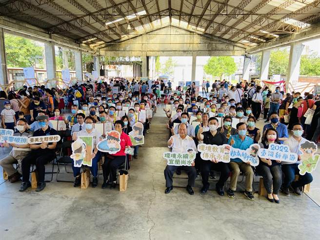 宜蘭縣政府13日上午在中興文化創意園區舉行「2022台灣科學節-學校永續行動嘉年華」，副縣長林建榮特別頒獎給獲得台美生態學校認證的學校。（吳佩蓉攝）