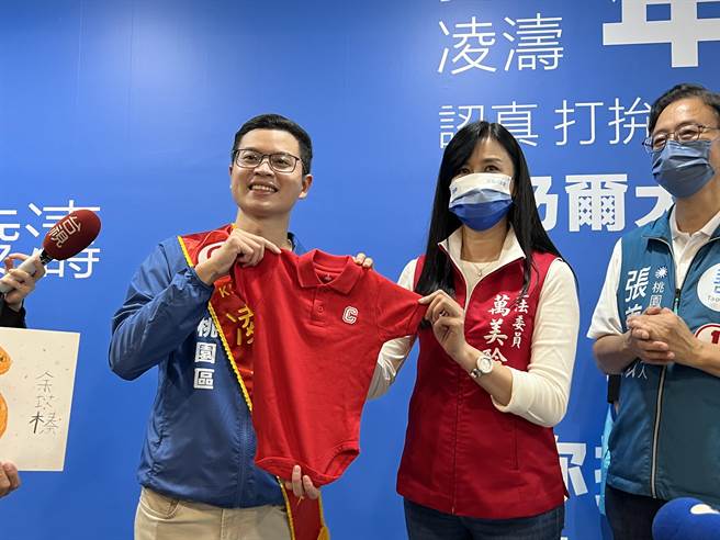 立委万美玲则送上婴儿包屁衣，传承「有义务让孩子过得更好」。(蔡依珍摄)
