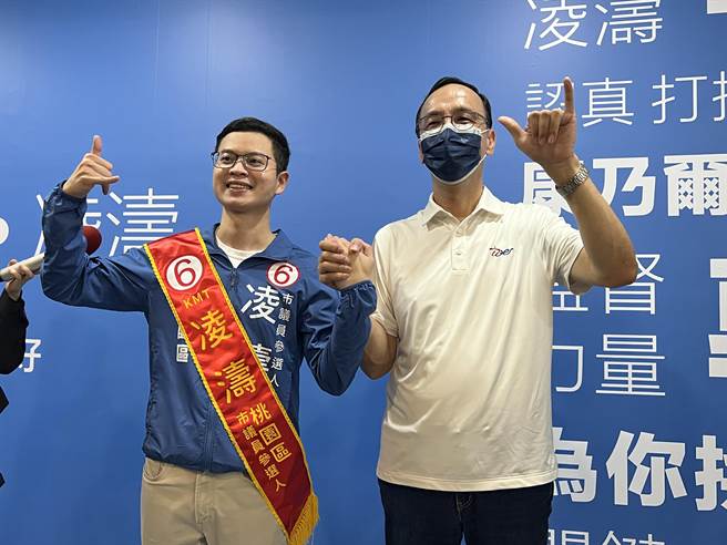 朱立伦为凌涛授旗，并送上桃园区地图。(蔡依珍摄)