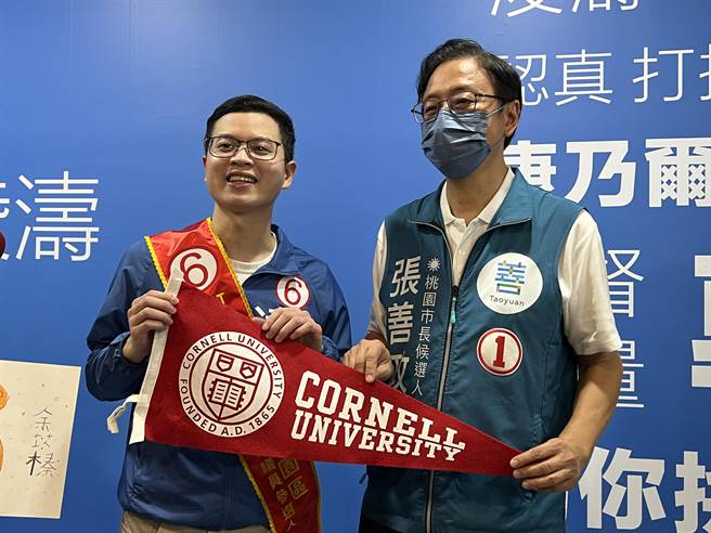 张善政挺「学弟」送上「美国康乃尔大学」的校旗。(蔡依珍摄)