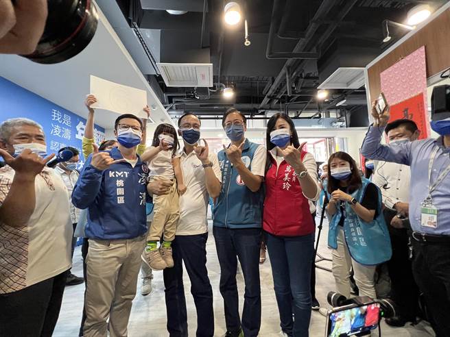 朱立伦抱着凌涛的女儿，呼吁大家票投6号凌涛。(蔡依珍摄)